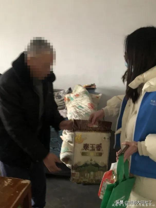 紅(hóng)光關愛援助站開展“寒冬送溫暖，美好幸福城”活動