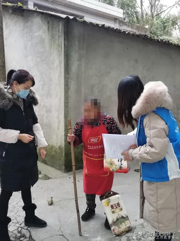 紅(hóng)光關愛援助站開展“寒冬送溫暖，美好幸福城”活動