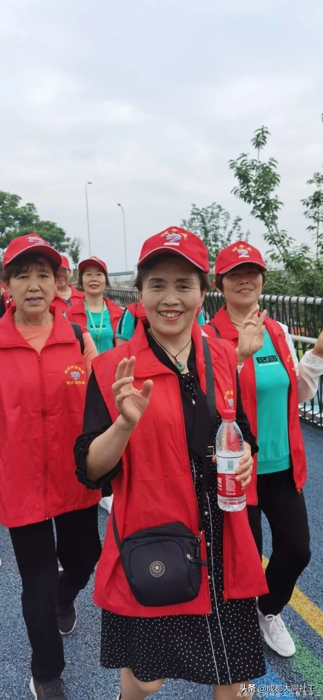 “永遠跟黨走·府河綠道(dào)健步行”府河新居慶祝建黨100周年(nián)活動