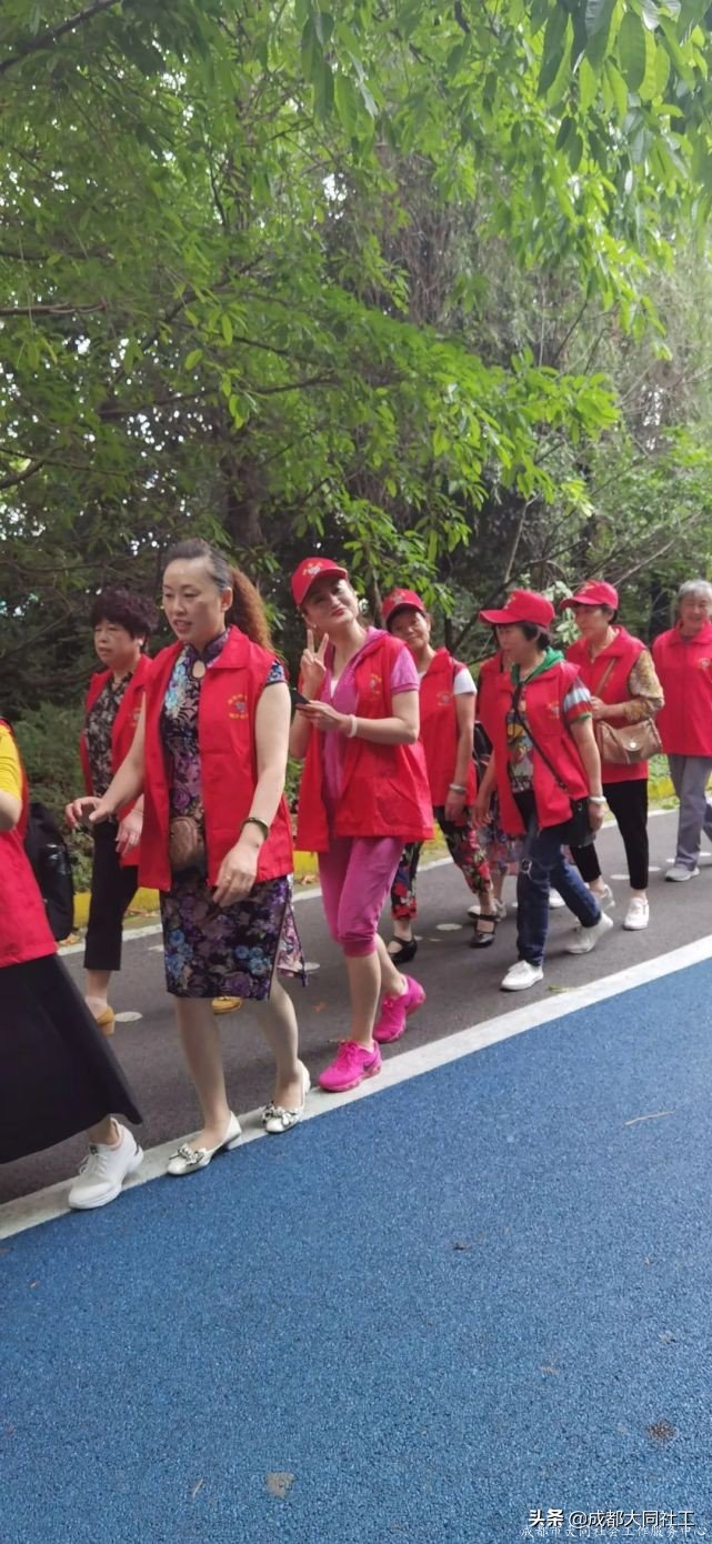 “永遠跟黨走·府河綠道(dào)健步行”府河新居慶祝建黨100周年(nián)活動