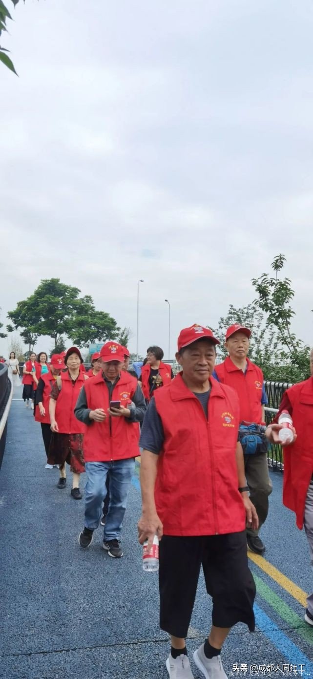 “永遠跟黨走·府河綠道(dào)健步行”府河新居慶祝建黨100周年(nián)活動