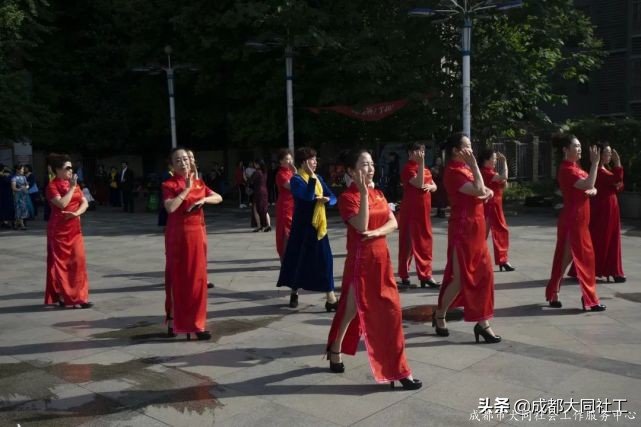 「活動回顧」五月贊 歌頌勞動者 夕陽紅(hóng)歌舞團組織慶五一(yī)主題演出