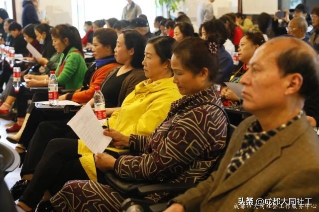 府河新居社區召開2021年(nián)度社區發展治理(lǐ)專項保障資金項目評審會議