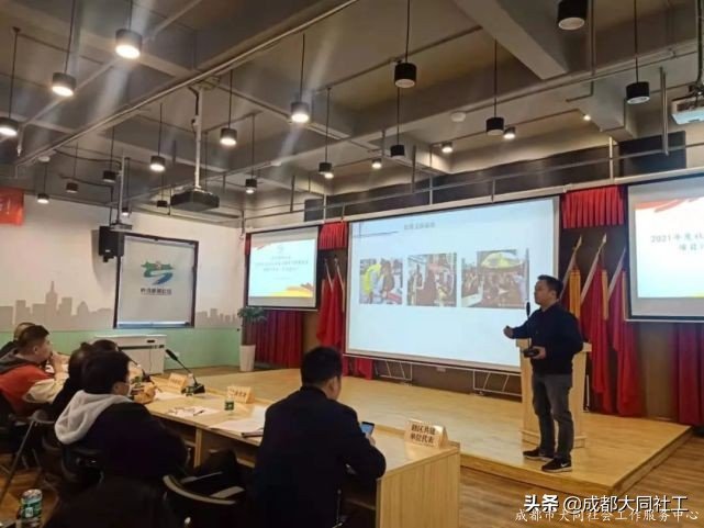 府河新居社區召開2021年(nián)度社區發展治理(lǐ)專項保障資金項目評審會議