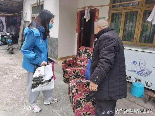 紅(hóng)光街道(dào)關愛援助站為(wèi)低(dī)保群衆送關愛