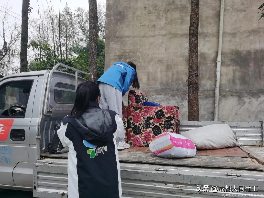 紅(hóng)光街道(dào)關愛援助站為(wèi)低(dī)保群衆送關愛