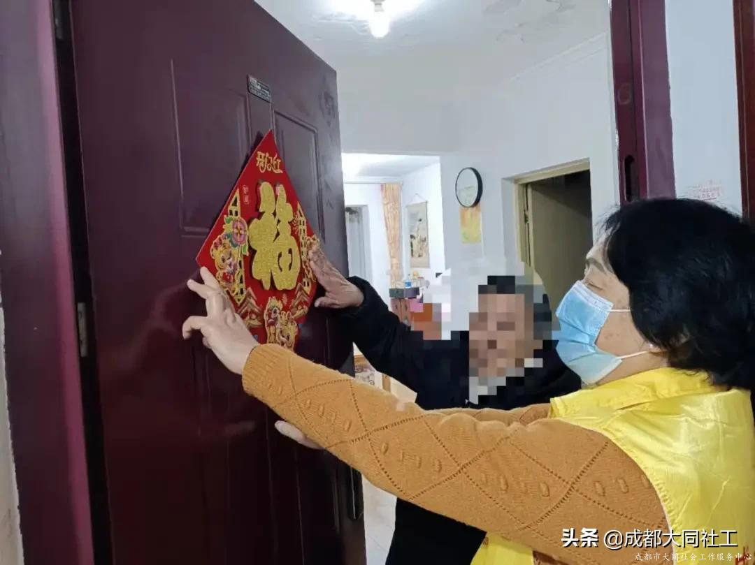 西華街道(dào)社工站助老志願服務隊開展入戶關愛活動