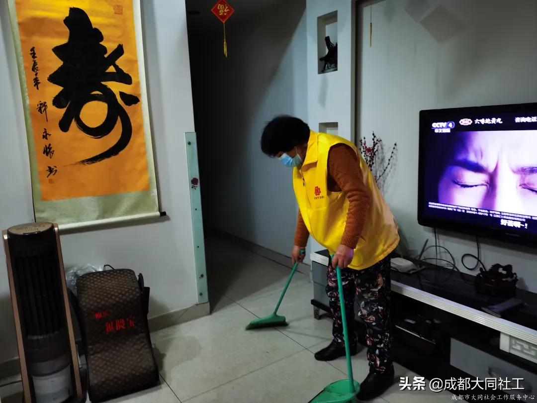 西華街道(dào)社工站助老志願服務隊開展入戶關愛活動