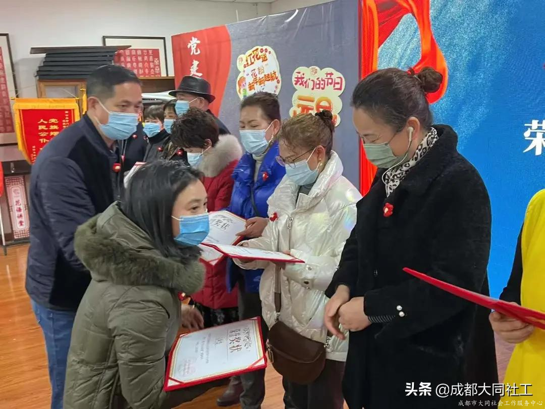 “送你一(yī)朵小紅(hóng)花”2021年(nián)營門口街道(dào)優秀防疫志願者表彰活動